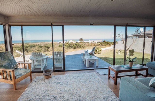 Voir la Mer - Vue panoramique sur la mer et la montagne