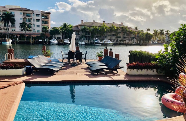 VOTRE MEILLEUR ENDROIT DE FORT LAUDERDALE! À PIED DES COMMERCES, DES RESTAURATIONS ET DE LA PLAGE.