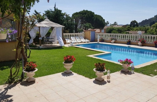 VILLA SUPER PISCINE 51m² - CLIMATISEE - PLEIN SUD -15KM DES PLAGES HYERES
