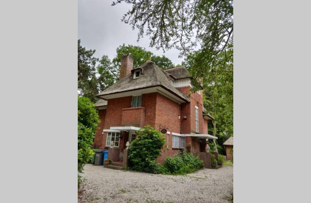 Vrijstaande rietgedekte villa nabij uitvalswegen