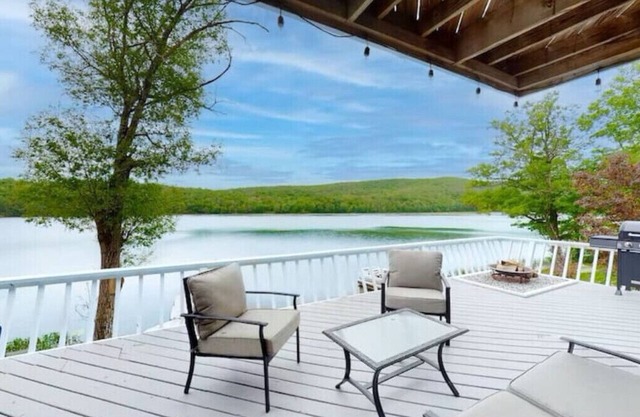 Lake Bomoseen Luxury Waterfront, Family Friendly Getaway!