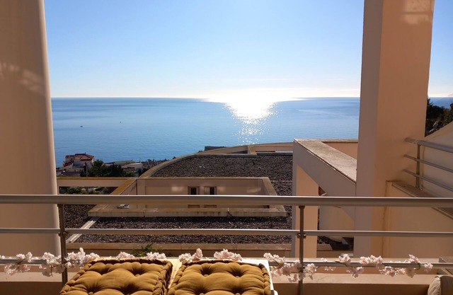 T3 vue mer avec terrasse couverte, piscine et parking, proche du centre ville