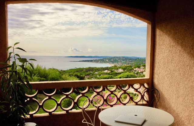 Vue sur le Golfe de Sainttropez, Terrasse Couverte Piscine Parking et Plages