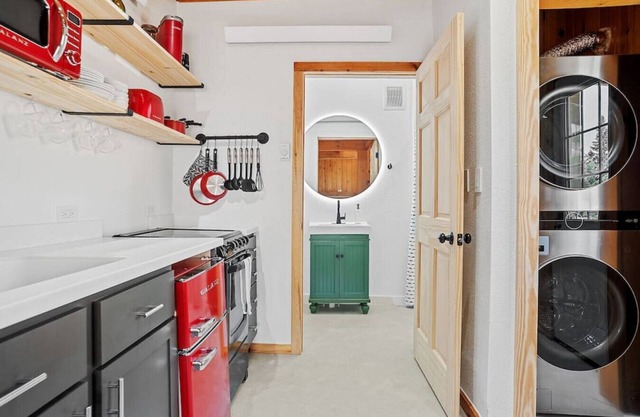 W St. Louis · Guest Suite-Hot Tub-Close to Town