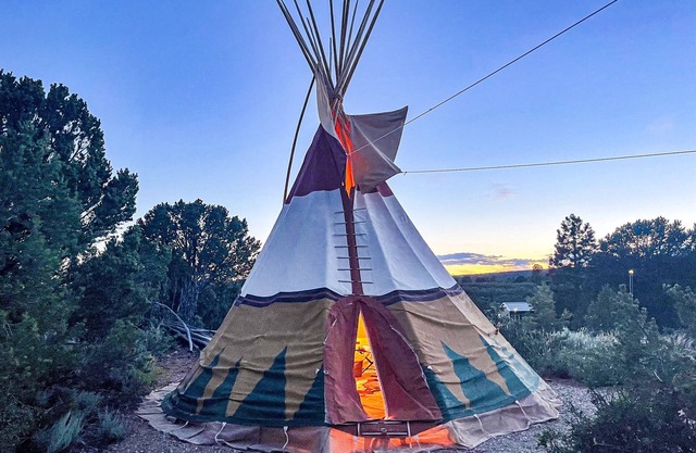 Tipi authentique avec de superbes vues!