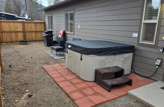 Waffle Cottage Bed & Breakfast ❤ FREE Minigolf ❤ Hot Tub ❤ Fenced Yard
