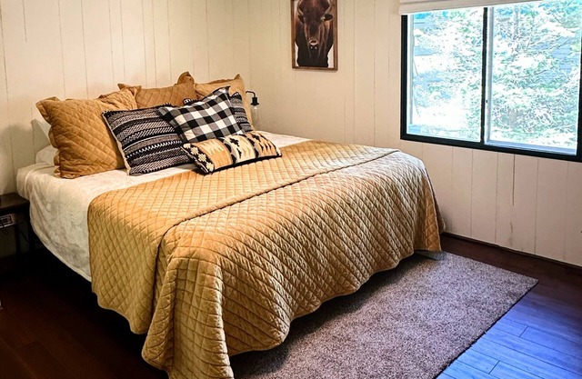 Wagon Wheel Retreat – Family Cabin Near Yellowstone with KING BED & DOG FRIENDLY