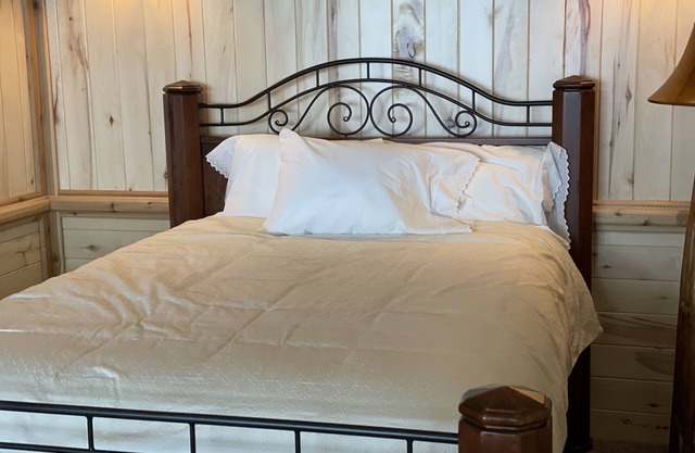 Wahlen's Shoreline Retreat Waterfront cabin in the heart of Island Park!