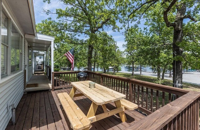 'Wake Zone' @ Lighthouse Lodge - Lake Views!