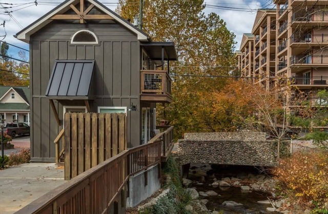 Walk 2 Downtown Gatlinburg/Waterfront/Hot Tub