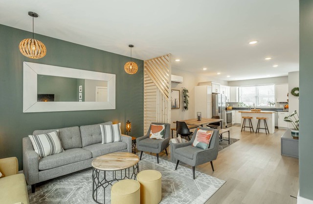 Cozy & Bright + Pool + Riverwalk ~ Close to everything