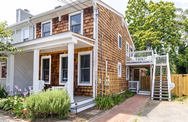 Book for CW 2025 Walk everywhere from 1st floor dog-friendly apartment with parking and backyard