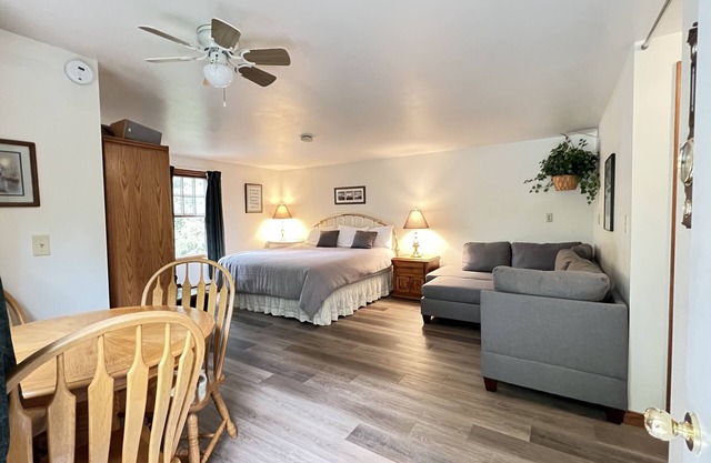Lake access-only for Cedar Point Inn guests-Walking distance from the ferry