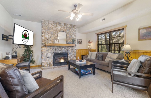 Walk-In 2 BR Cabin with Loft in Wooded Area, Minutes from Shows & Attractions!