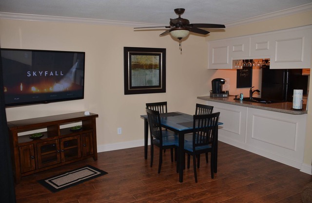 Niveau Walk In - Magnifique / Propre / Récemment rénové 1BD / 1BA à Pointe Royale