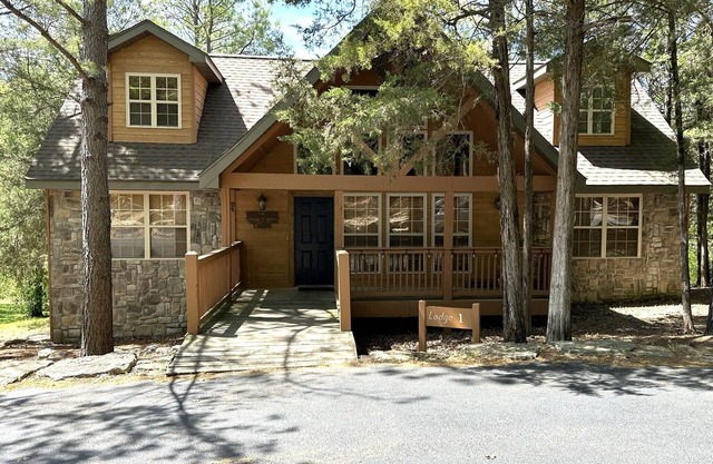 Walk-in! Lodge #1 StoneBridge- Accessible, Rustic 4 Beds / 4 Bath Master Suites
