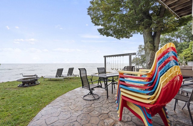 Walk out Beach! 2 homes on Lake Huron with Hot tubs!