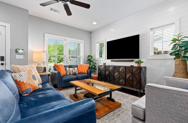 Walk to Auburn Campus \ Park at Home Free \ Golf- Tennis Easy Drive