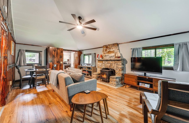 Walk to Barrett's Park: Wooded Cabin w/Grill!