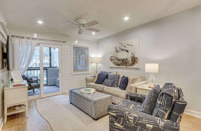 Walk to Beach: Hilton Head Condo w/ Screened Porch