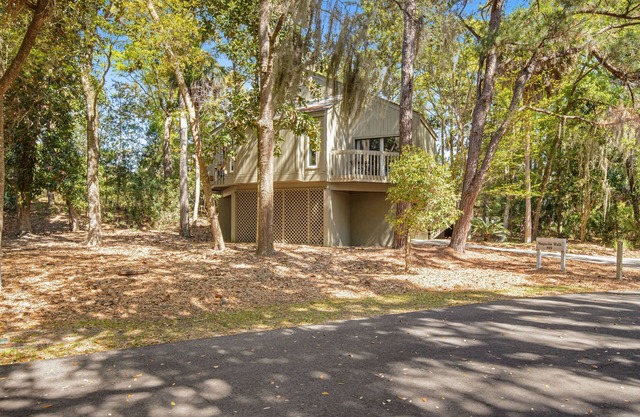 Cozy forest haven in Ocean Ridge - walk to beach