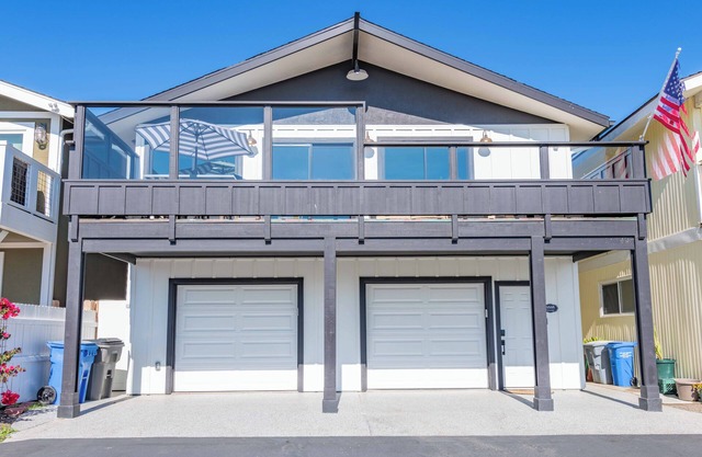 Walk to beach, 3/2 w/Views, Deck & Accessibility