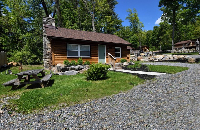 Walk to Beach - Close to Town - Pet Friendly Cabin