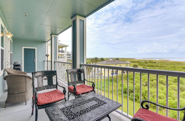 Walk to Beach: Condo w/Bay View in Galveston