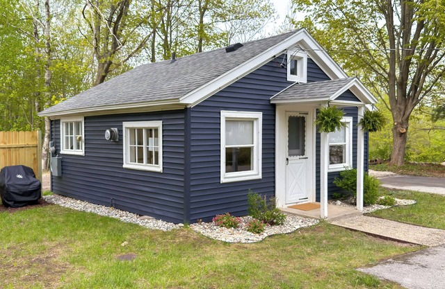 Walk to Beach & Dtwn: Frankfort Cottage w/BBQ