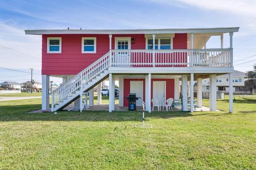 Walk to Beach Galveston Home with Patio and Balcony!
