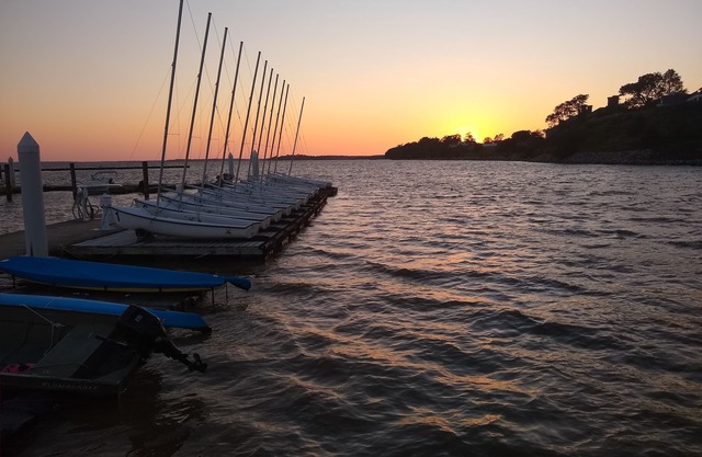 Walk to beach, large lovely condo by lake in "Kingsmill on the James"