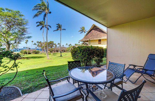 Walk to Beach: Ocean-View Maunaloa Studio