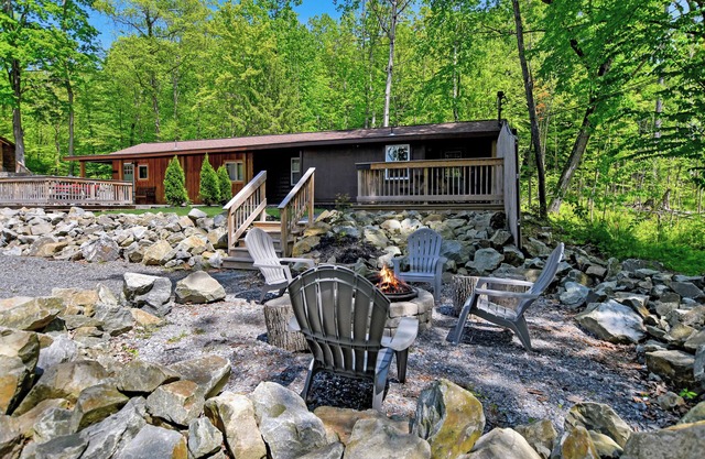 Walk to Beach - Pet friendly Cabin w/ Workspace