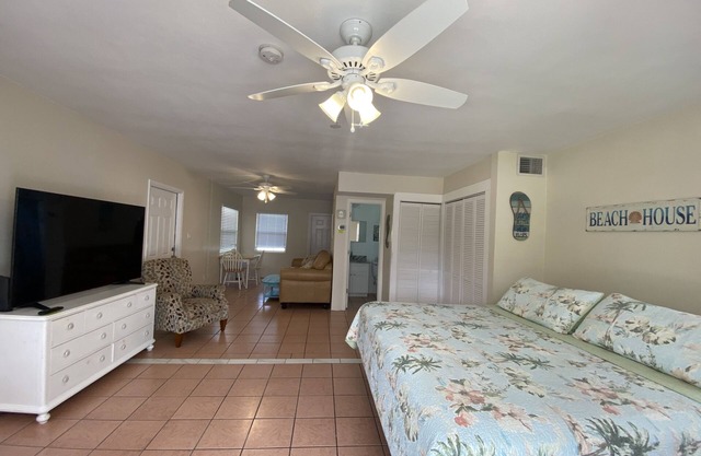Walk to Beach, restaurants and shops “The Cottage”