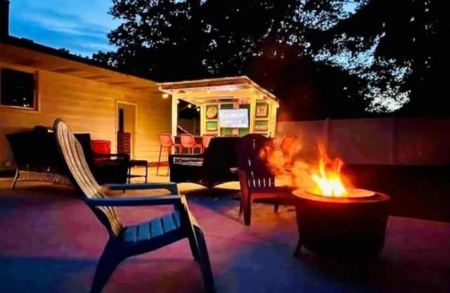 Walk to Beach, Fenced Yard, King Beds, Sleeps 6