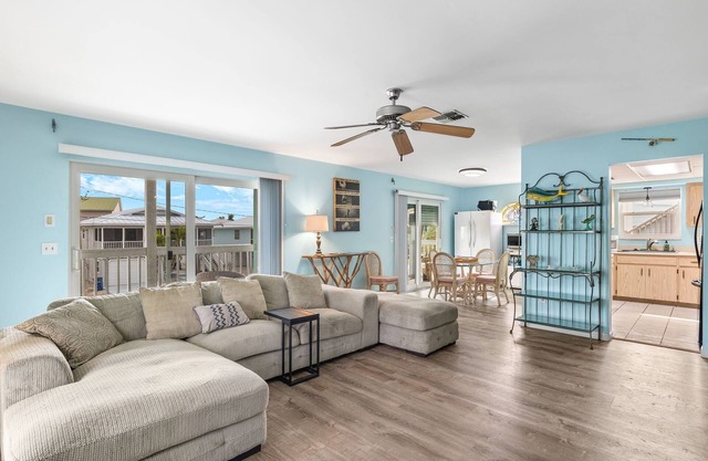 Walk To Beach, North End Restaurants, Night Life Steps Away!