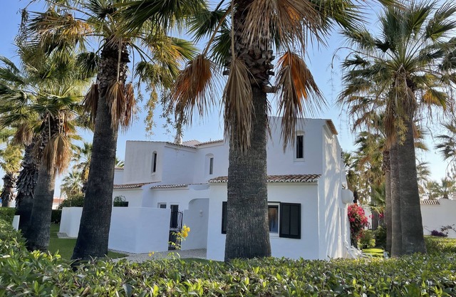 Emplacement pratique - Lumineuse, spacieuse, luxueuse villa de 2 chambres, climatisation et jardin privé.