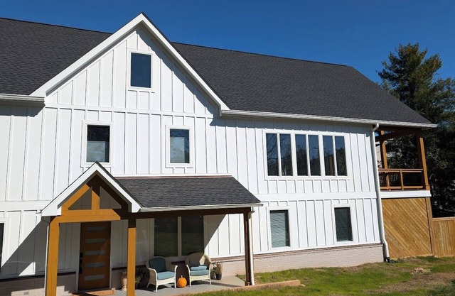 Great location! Walk to breweries, live music, restaurants, parking, fencedyard.