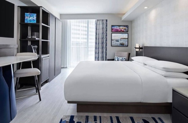 Walk to Brickell City Centre & Bayfront Park – Great Views, Pool & Gym Access