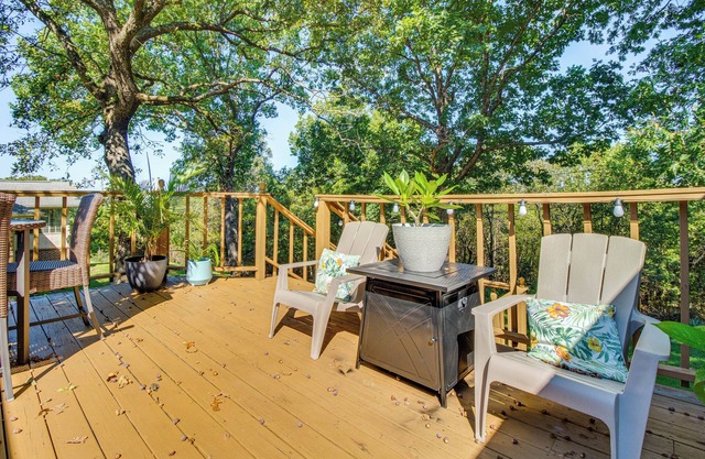 Walk to Bull Shoals Lake: Dog-Friendly Midway Home