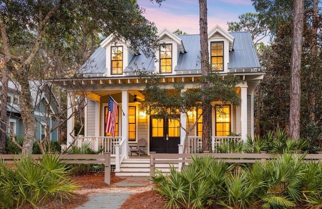 Walk to Camp WaterColor! 4 Bikes! Pet Friendly! Perfect for Families!