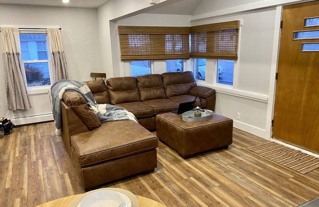 Walk to campus! Fully remodeled Historic Railroad House sleeps 7