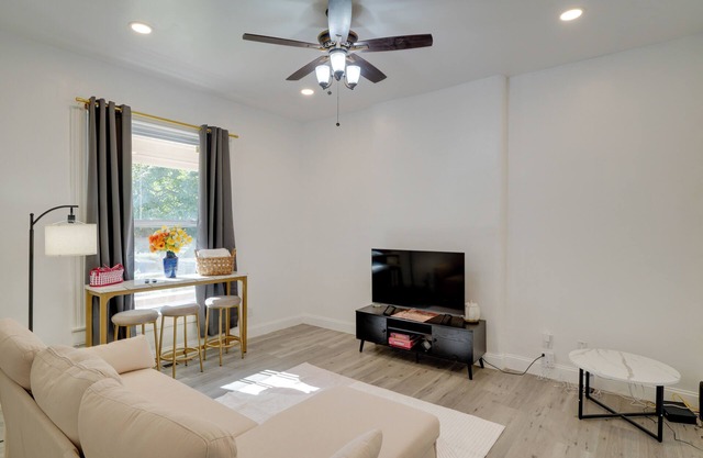 Walk to Churchill Downs: Central Louisville Home!