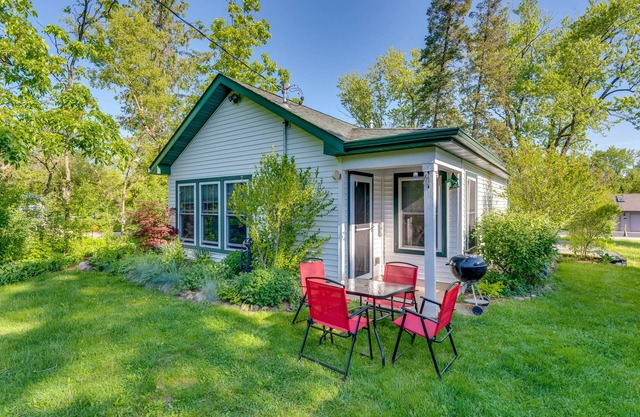 Cozy Vacation Home Near Delavan Lake!