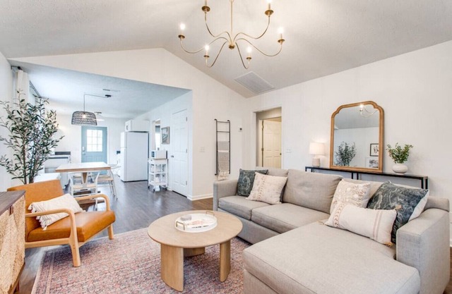 Walnut St: 3BR/2BA, Pet-Friendly, Fire Pit Fun