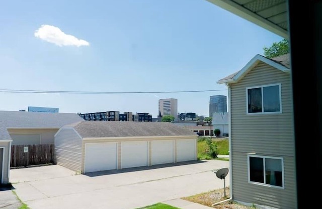 City Living at its Best: 1 Bed Apt Near Downtown
