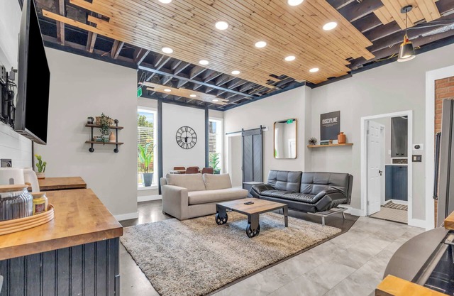 Walk to Downtown, King Bed, great for long stays