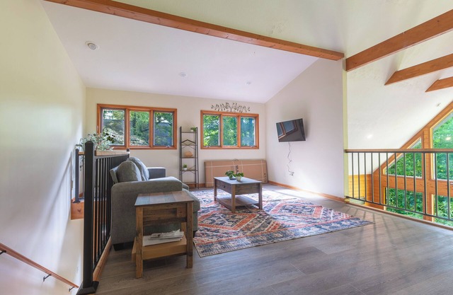 Walk to Downtown: Movie Theater, Game Room, HUGE Deck