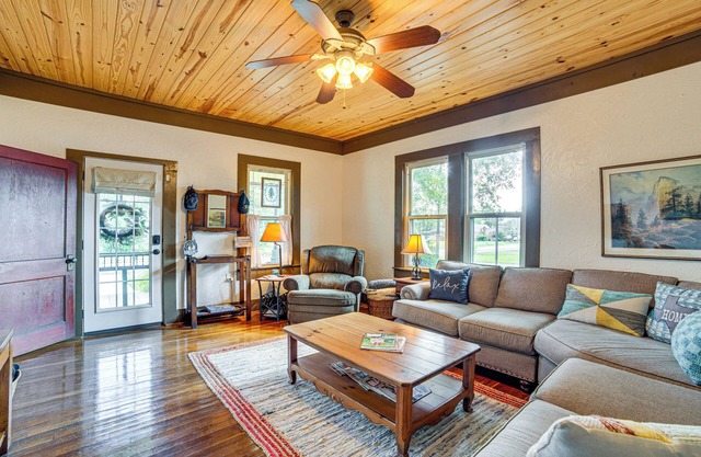 Walk to Downtown: Winnsboro Historic Home!