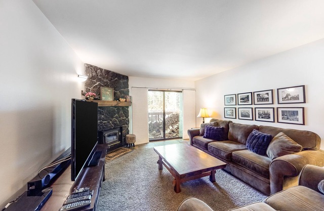 Walk to Eagle Express lift - bright condo with fireplace, pool & hot tub